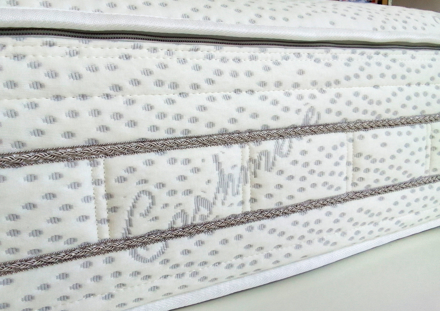 Semi-firm mattress with pocket springs and memory foam, 28 cm high, summer and winter sides - SATURNO